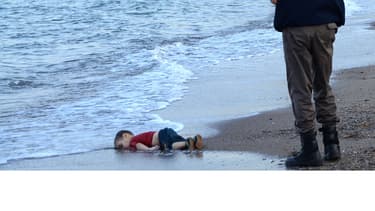 Un officier de police turc porte le corps d'un enfant migrant retrouvé mort sur une plage de Bodrum, au sud de la Turquie, le 2 septembre 2015.