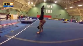 Une femme enceinte fait de la gymnastique au 9ème mois