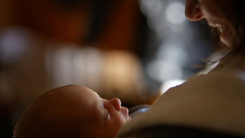 Un bébé dans les bras d'une femme (Photo d'illustration).