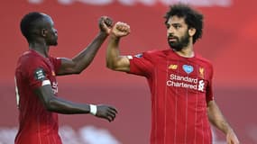 La joie des attaquants de Liverpool, le Sénégalais Sadio Mané et l'Egyptien Mohamed Salah, buteur à domicile contre Crystal Palace, le 24 juin 2020 au Stade d'Anfield Road