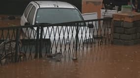 Une voiture sous les eaux boueuses, mercredi matin, à Hyères.