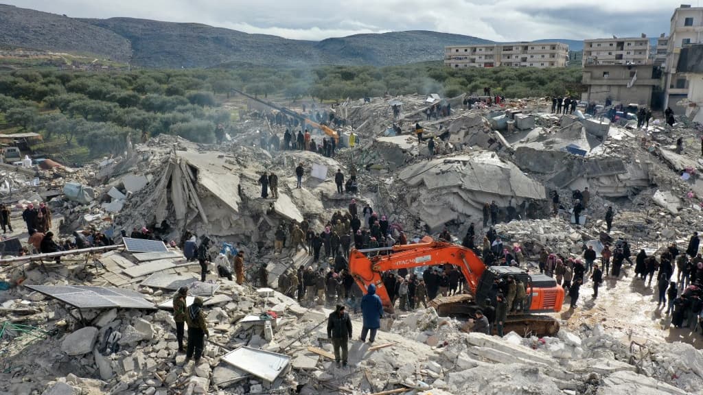 Des secouristes recherchent des survivants dans le village de Besnia, près de Harim, dans la province syrienne d'Idlib tenue par les rebelles à la frontière avec la Turquie.