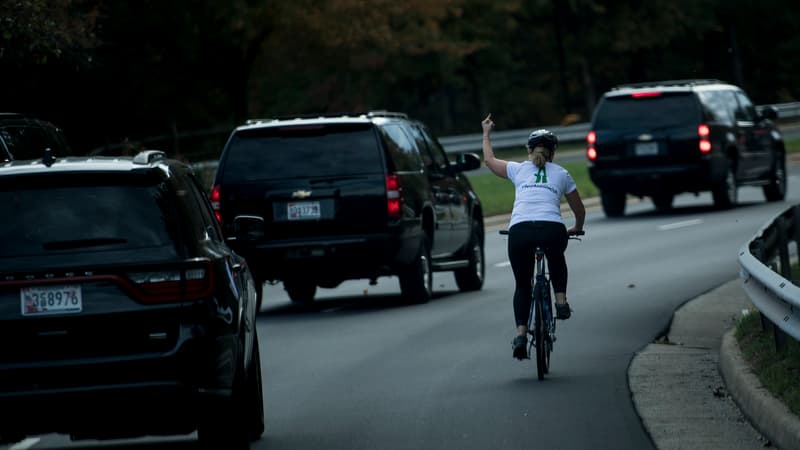 Juli Briskman sur son vélo, le 28 octobre 2017 à Sterling, en Virginie.