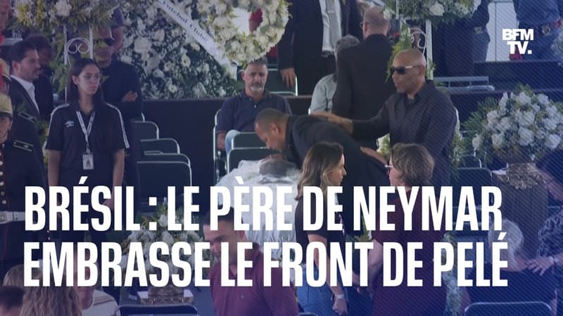 Brésil: le père de Neymar embrasse le front de Pelé lors de sa veillée funèbre