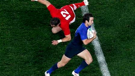 Le Français Morgan Parra (à droite) esquive un placage du Gallois Jamie Roberts, samedi à l'Eden Park d'Auckland. Le XV de France a décroché son ticket pour la finale de la Coupe du monde de rugby en battant le Pays de Galles 9-8. /Photo prise le 15 octob