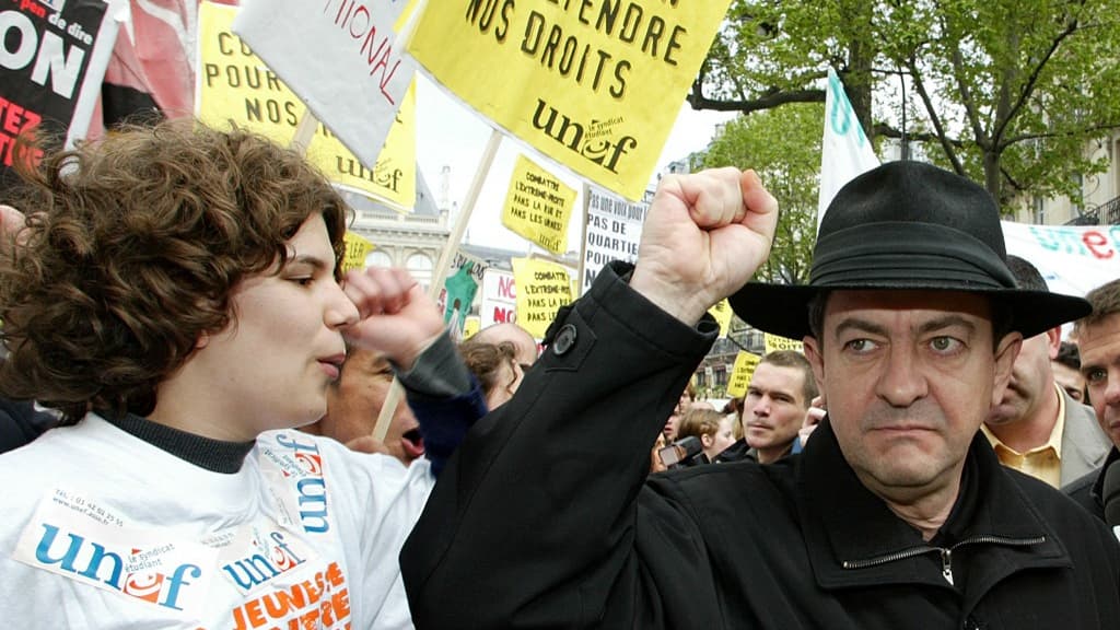 Jean-Luc Mélenchon, alors ministre délégué à l'Enseignement professionnel, à la manifestation du 27 avril 2002 à Paris en réaction à l'arrivée de Jean-Marie Le Pen au second tour de l'élection présidentielle