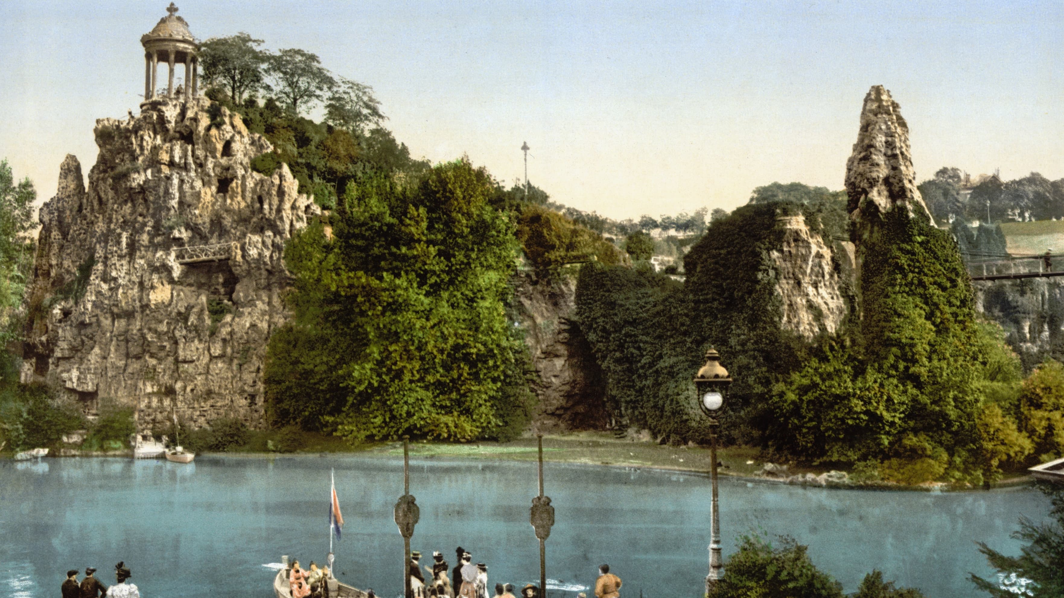 Les Buttes-Chaumont aux alentours de 1890. Les Buttes-Chaumont aux alentours de 1890.