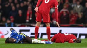 Chalobah et Keita au sol lors de Liverpool-Chelsea, le 27 février 2022