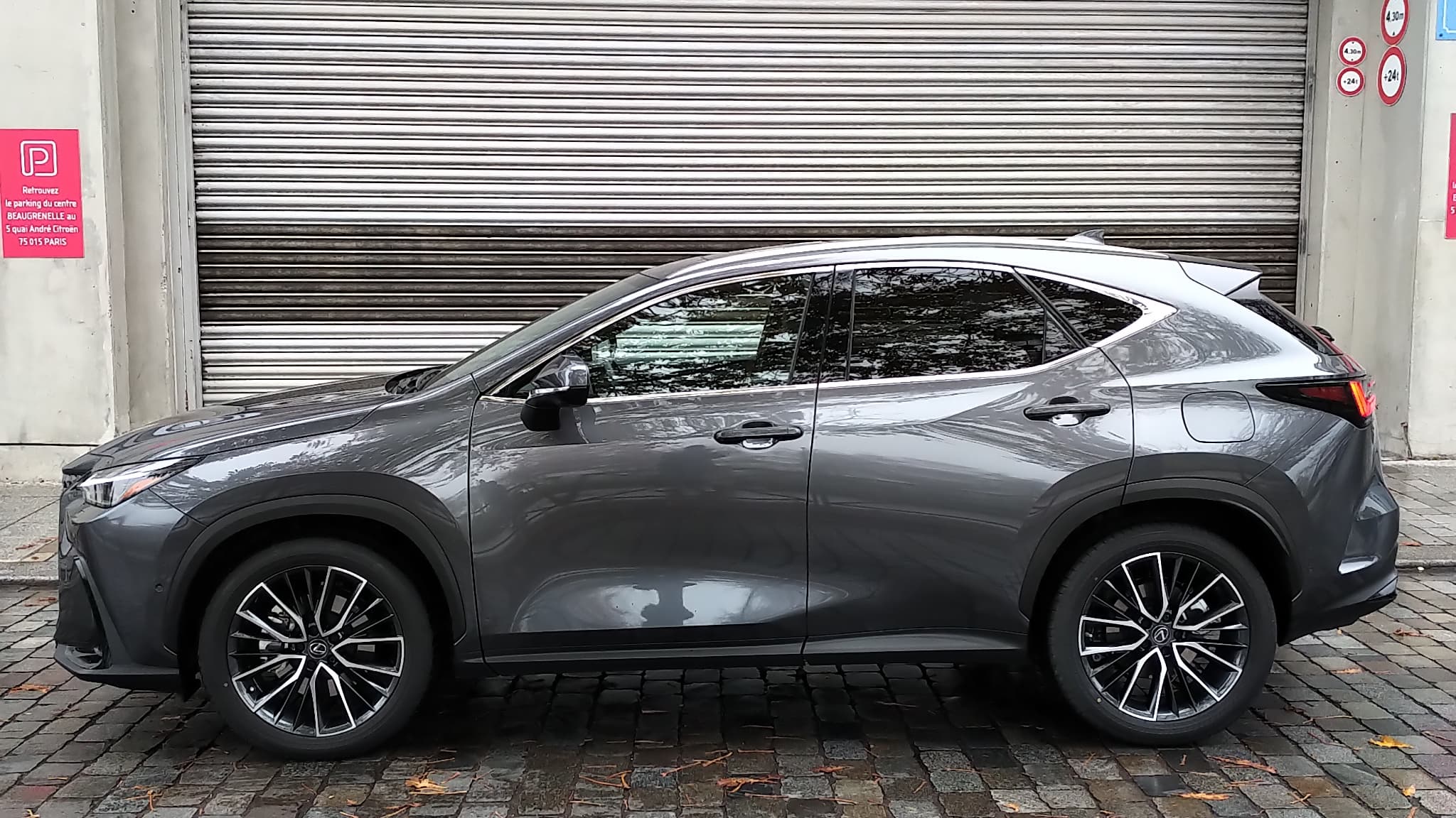 Vrai SUV massif et haut sur pattes (quasiment 1,70 mètre), aux lignes suggestives et acérées, mais à la malle arrière typique du format, le Lexus NX 450h+ en impose tout en restant relativement compact à 4,60 mètres. Vrai SUV massif et haut sur pattes (quasiment 1,70 mètre), aux lignes suggestives et acérées, mais à la malle arrière typique du format, le Lexus NX 450h+ en impose tout en restant relativement compact à 4,60 mètres.