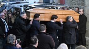 Le cercueil  de Jean-Marie Le Pen à la sortie de l'église de la Trinité-sur-Mer dans le Morbihan le samedi 11 janvier 2025