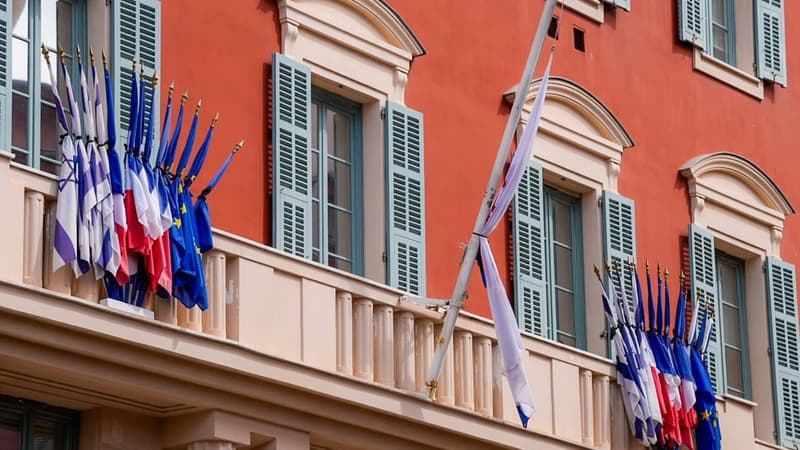 Drapeaux de l'Hôtel de Ville de Nice en berne pour la mort du pape François le 21 avril 2025