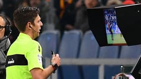 Un arbitre utilisant la VAR en Serie A