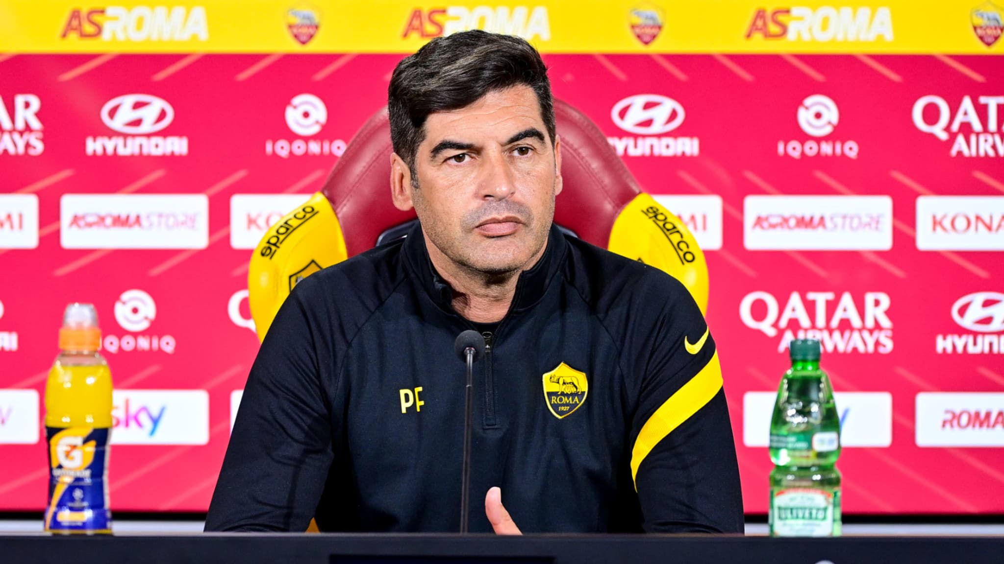 Paulo Fonseca, en conférence de presse avec la Roma, le 11 mai 2021 Paulo Fonseca, en conférence de presse avec la Roma, le 11 mai 2021