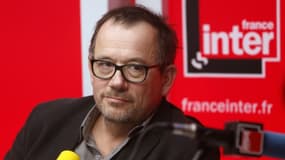Le journaliste Thomas Legrand dans les studios de France Inter en novembre 2013 à Paris