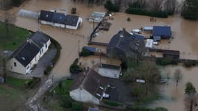 Cette photo aérienne montre des maisons en zone inondée après le débordement de la Vilaine, à Guipry-Messac, le 27 janvier 2025, suite à de fortes pluies.