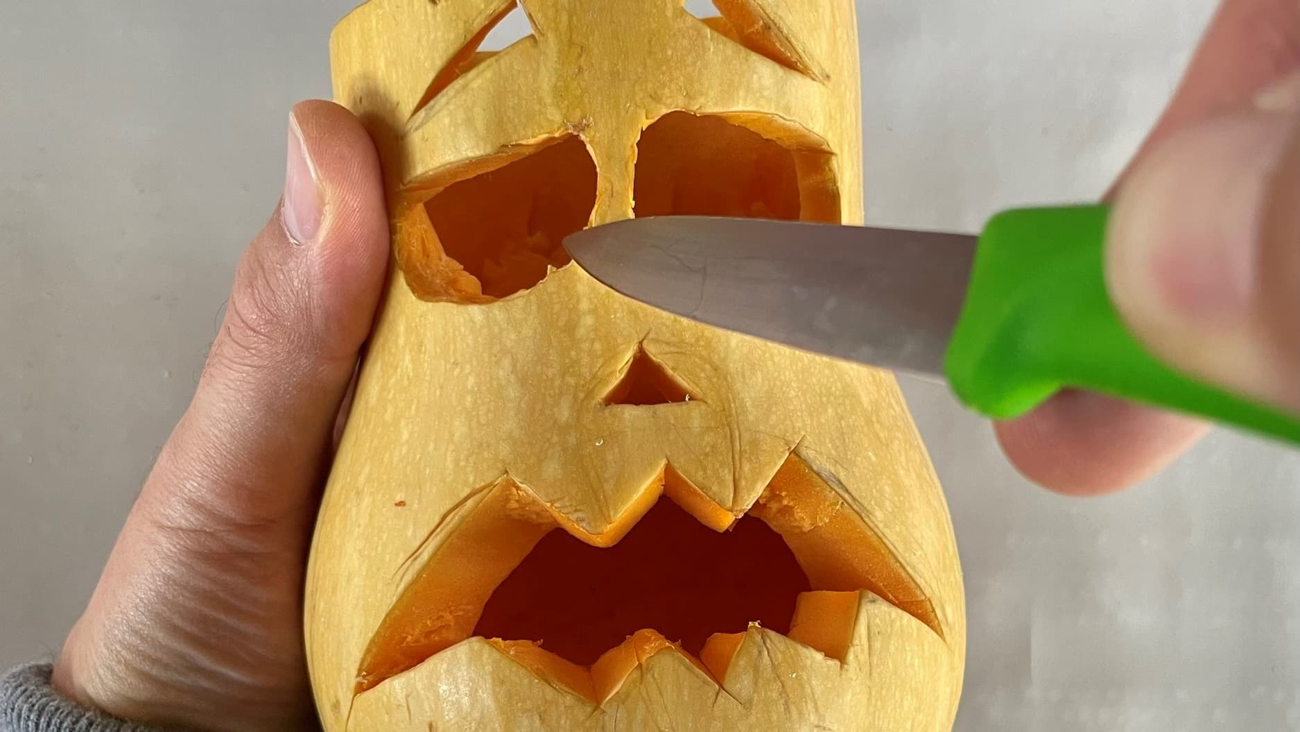 "Pour découper une courge en toute sécurité, il est important de ne pas placer sa main dans la trajectoire du couteau, mais de maintenir la courge vers la bas", recommande Dr Benassayag. "Pour découper une courge en toute sécurité, il est important de ne pas placer sa main dans la trajectoire du couteau, mais de maintenir la courge vers la bas", recommande Dr Benassayag.