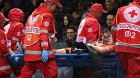 Le défenseur de l'Inter Milan Benjamin Pavard sort sur une civière face à l'Atalanta 