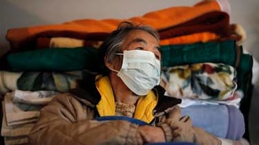 Réfugié dans un centre de Minamisanriku, dans la préfecture de Miyagi. Dans le nord du Japon, les pluies, parfois verglaçantes, les pénuries de carburant et les coupures d'électricité persistantes ralentissent les efforts d'aide aux populations sinistrées