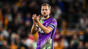 Harry Kane applaudit les supporters de Tottenham