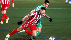 Vitolo devant Pol Moreno lors du match Atlético-Cornella, le 6 janvier 2021