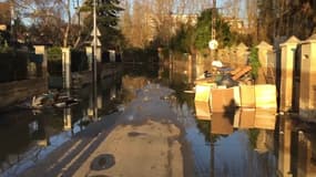 Des déchets dans une rue de Villeneuve-Saint-Georges après la crue de la Seine