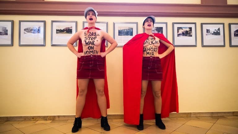 Deux manifestantes lors du procès de Kristina Hänel.