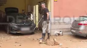 Vicente Moreno, entraîneur d'Osasuna, en train de déblayer la boue dans les rues de Massanassa, près de Valence, le 3 novembre 2024