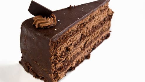 Le gâteau au chocolat est un dessert classique.