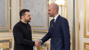 Volodymyr Zelensky (à gauche), président de l'Ukraine et Jean-Noël Barrot (à droite), ministre français de l'Europe et de Affaires étrangères, le 19 octobre 2024 à Kiev (Ukraine)