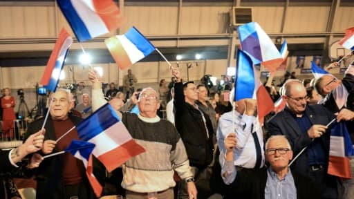 Des partisans de Marion Maréchal Le Pen fêtent les résultats du premier tour au Pontet le 6 décembre 2015