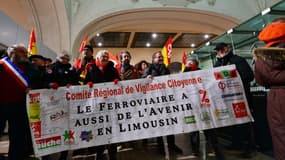 Plusieurs centaines de chefs d'entreprises, d'élus, de syndicalistes et de particuliers ont manifesté lundi 12 décembre 2022 en gare de Limoges 
