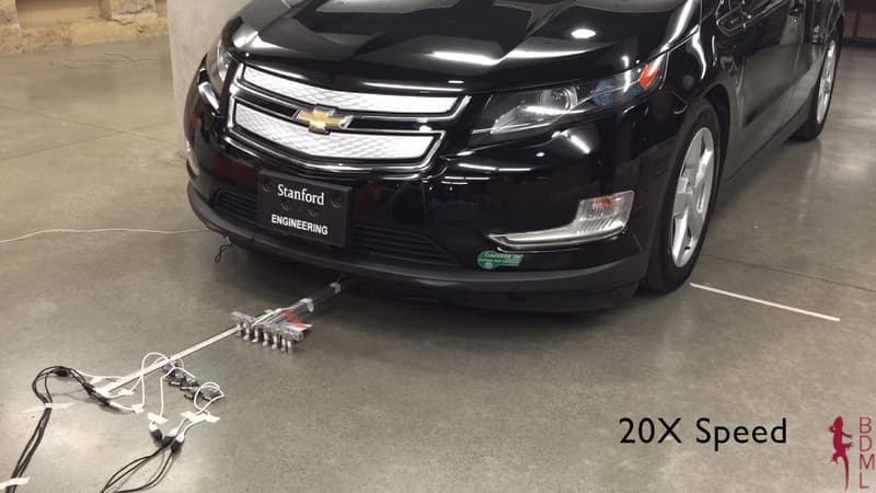 Six robots de 100 grammes tractent une voiture de 1.800 kilos. 