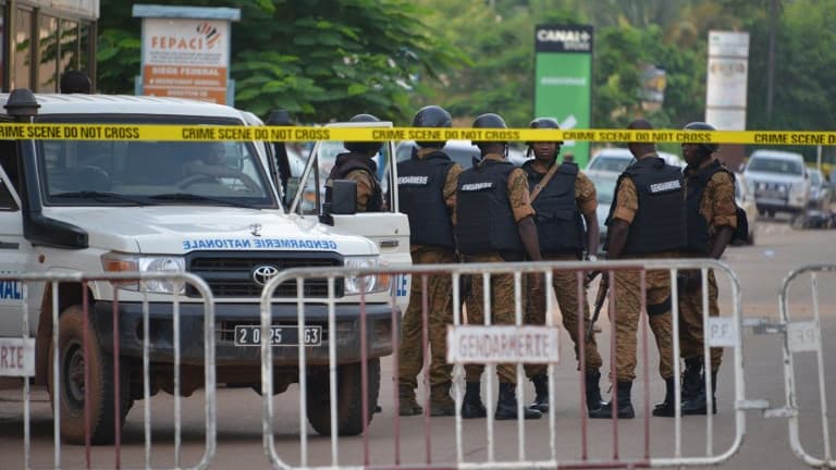 La police patrouille à Ouagadougou au lendemain de l'attaque qui a fait une vingtaine de victimes dans un restaurant de la capitale du Burkina Faso le 14 août 2017