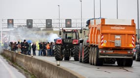 Des agriculteurs bloquent l'A29 à Boves près d'Amiens le 23 janvier 2024
