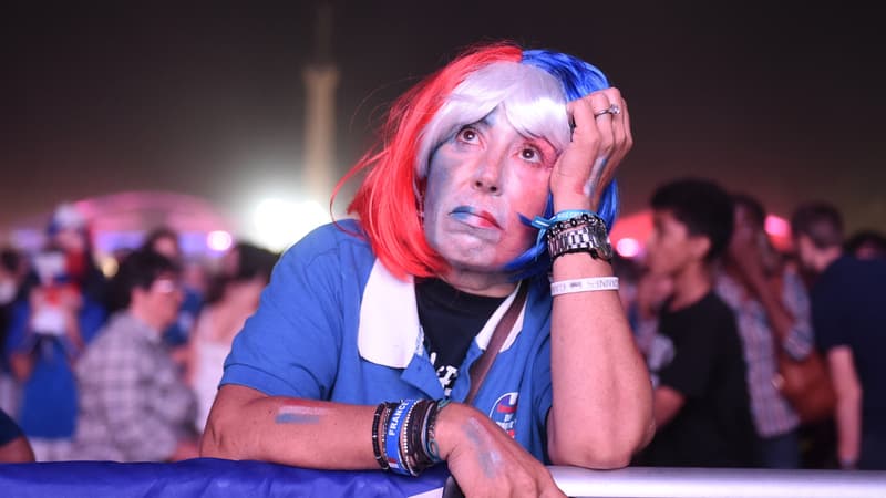 Une supportrice française déçue après la finale de l'Euro