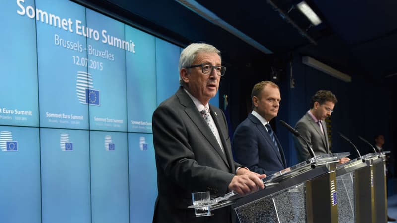 De gauche à droite, le président de la Commission européenne Jean-Claude Juncker, le président du Conseil européen Donald Tusk et le président de l'Eurogroupe Jeroen Dijsselbloem présentent l'accord trouvé avec la Grèce, le 13 juillet 2015.