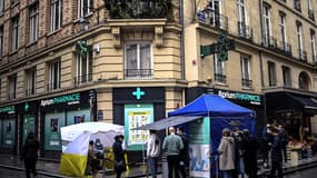 File d'attente devant un stand de dépistage à Paris. 