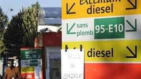 Station service manquant de gazole, à Paris, vendredi. Une station service sur quatre en France n'est pas approvisionnée dimanche en raison de la crise du carburant mais seules cinq stations d'autoroute sur 350 sont fermées, a déclaré Raymond Soubie, cons