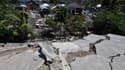 Du béton craquelé et des maisons endommagées, le 6 août 2018 au nord de Lombok en Indonésie, après un séisme de magnitude 6,9.