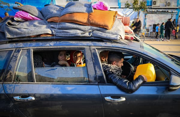 Palestyńczycy, którzy schronili się w tymczasowych schroniskach, wracają do swoich domów we wschodnim Khan Yunis w południowej Strefie Gazy w pierwszych godzinach czterodniowego rozejmu w walkach między Izraelem a bojownikami Hamasu, 24 listopada 2023 r.