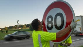 A la vente, un panneau de signalisation vaut entre 65 et 350 euros, selon sa taille et la qualité de sa peinture auto-réfléchissante.