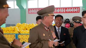 Le leader nord-coréen Kim Jong-un visitant une usine de matériel de pêche le 30 juillet 2016