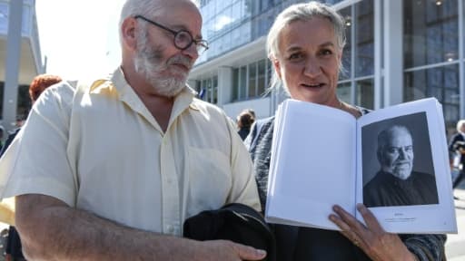 Gaetan, un des plaignants, et Irène Frachon, la pneumologue qui avait la première alerté sur les risques du Mediator, le 23 septembre 2019 devant le nouveau palais de justice de Paris