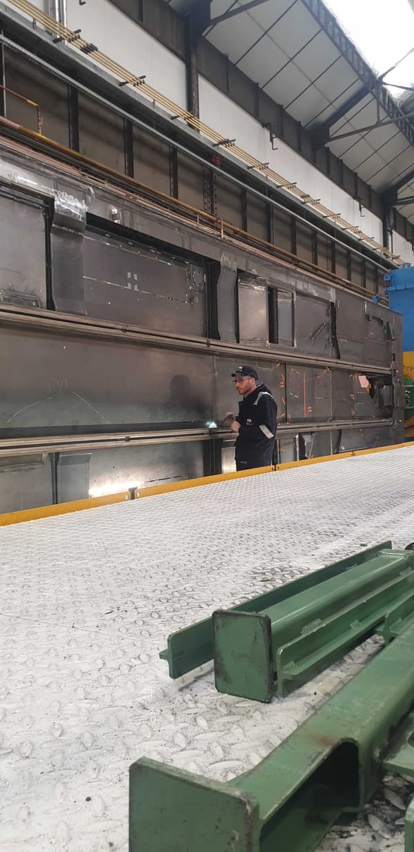 Un ouvrier de l'usine Alstom de Belfort devant les plaques qui serviront à construire la caisse de la motrice du TGV M