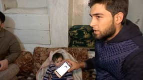 Mahmoud s'est réfugié en Turquie, à Kilis, avec sa petite Amina âgée de 4 mois.