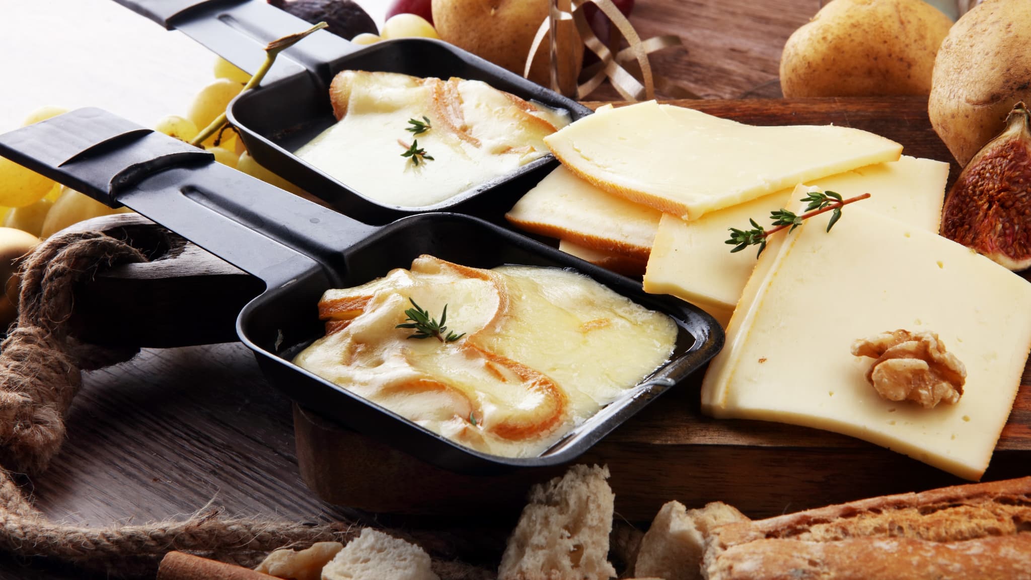 Pourquoi les tranches au fond de la barquette de fromage à raclette sont  toujours mal coupées ? : r/AskFrance