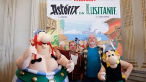 Les auteurs de la série Astérix et Obélix, Fabcaro (au centre à g.) et Didier Conrad (au centre à d.), posent entourés de personnes déguisées en Astérix (d) et Obélix (g), à l'ambassade du Portugal à Paris, le 13 octobre 2025