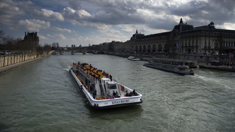 Les bateaux-mouches ont été popularisés à Paris au milieu du 20e siècle.