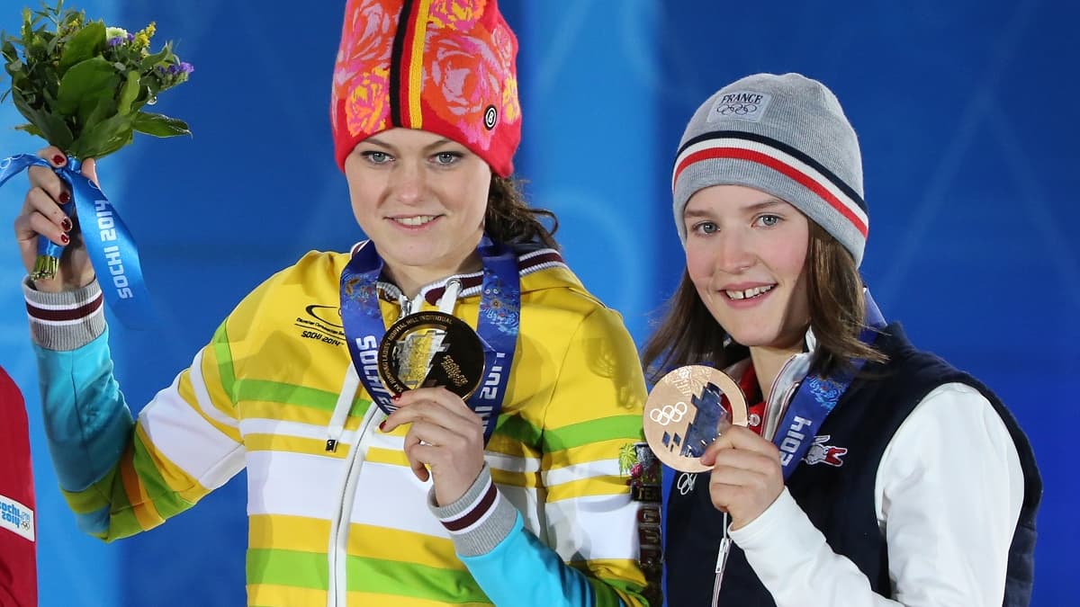 Coline Mattel (à droite) sur le podium des JO de Sotchi en 2014 Coline Mattel (à droite) sur le podium des JO de Sotchi en 2014