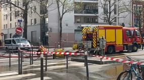 Une bouteille de gaz a explosé dans un bâtiment situé au 21 rue de la Madeleine à Lyon, ce lundi 21 mars. 

